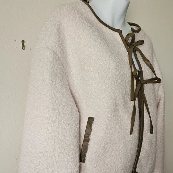Elegant Cream Jacket with Brown Accents - Picture 5 of 9